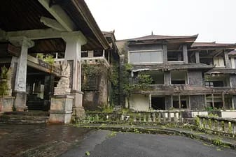 バリ島 中央高地 ゴーストホテル ブドゥグル インスタントカルママガジン 旅行 マインドフル